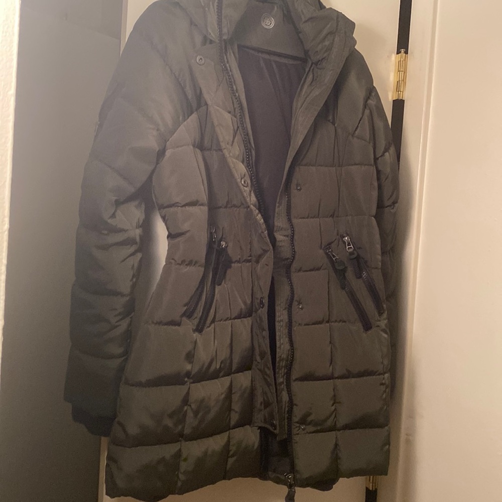 Pre-owned Women’s olive green coat Size Medium.